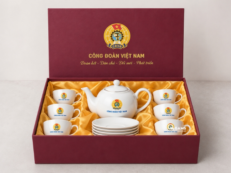 Mẫu Hộp xi đựng bộ ấm trà sứ 6 tách in logo Công Đoàn ép nhũ