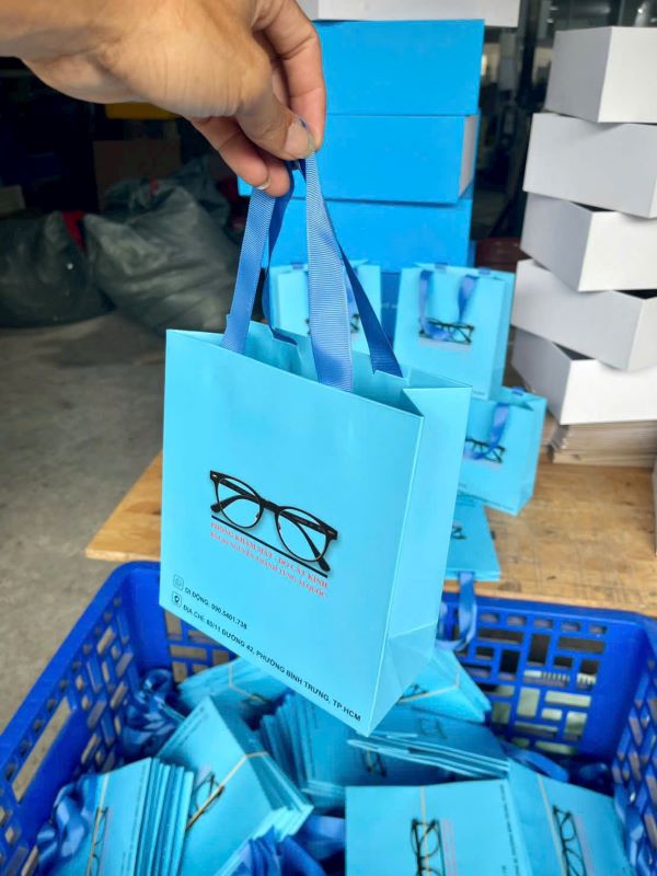 in túi giấy IV250gsm quai truy băng dán màu xanh