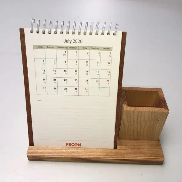 Lịch bàn đế gỗ kèm khay cắm bút