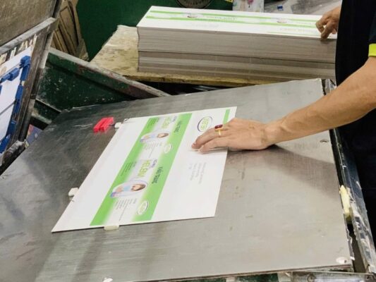 cắt xén khi in hộp giấy tại xưởng
